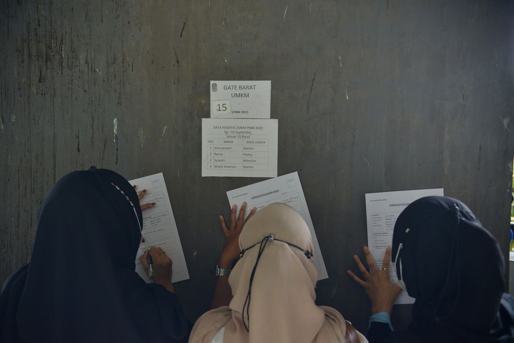 Para pencari kerja mengisi formulir pelamar kerja di salah satu stan perusahaan di acara Job Fair Bekasi 2023 di Stadion Patriot Candrabhaga, Kota Bekasi, Jawa Barat, Kamis (16/3/2023).