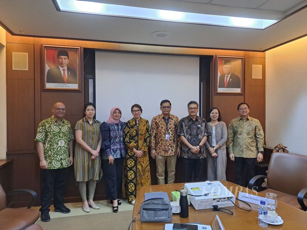 Para pembicara diskusi kelompok terfokus (FGD) Litbang <i>Kompas</i> bertajuk Model Pembangunan yang Tepat bagi Indonesia untuk Menjadi Negara Maju di Gedung Kompas Gramedia, Jakarta, Kamis (11/1/2024).  