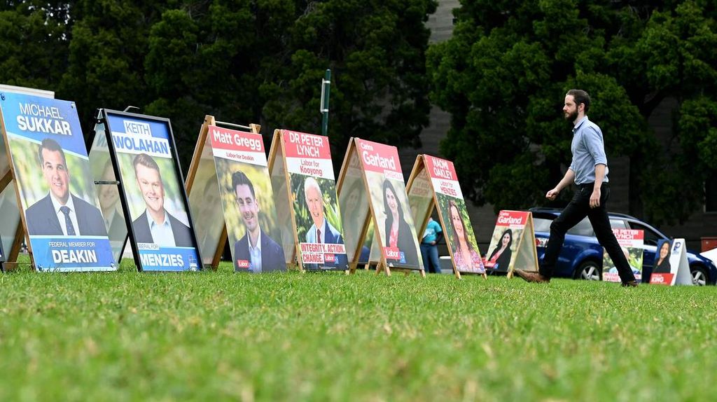 Seorang warga mendatangi pusat pra-pemungutan suara di daerah pemilihan Chisholm di Melbourne pada 19 Mei 2022. Pemungutan suara untuk pemilihan umum parlemen Australia digelar pada 21 Mei 2022. 