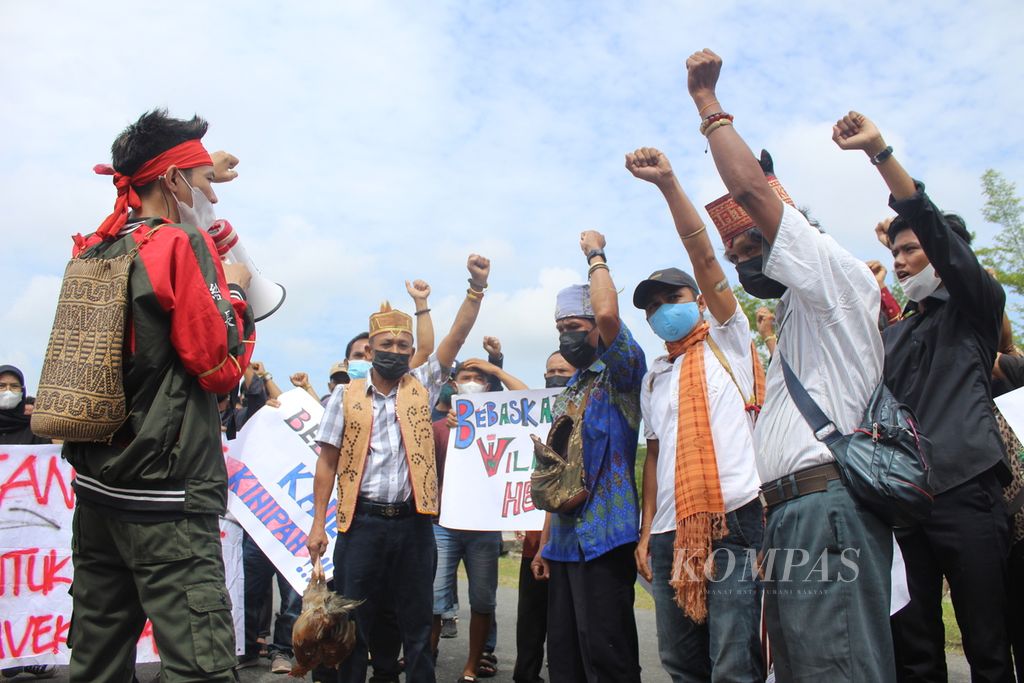 Masyarakat Kinipan bersama Gerakan Solidaritas untuk Kinipan beraksi di depan Kantor Pengadilan Tipikor Palangkaraya, Kalteng, Senin (31/1/2022). Ratusan peserta aksi menuntut Willem Hengki dibebaskan.