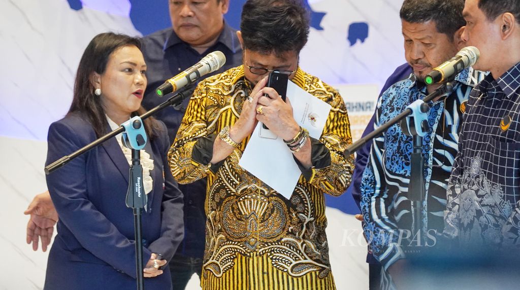 Ekspresi Menteri Pertanian Syahrul Yasin Limpo sambil memeluk map surat pengunduran diri sebagai Menteri Pertanian setelah menyampaikan keterangan kepada jurnalis di Kantor DPP Partai Nasdem di Nasdem Tower, Jakarta, Kamis (5/10/2023). 