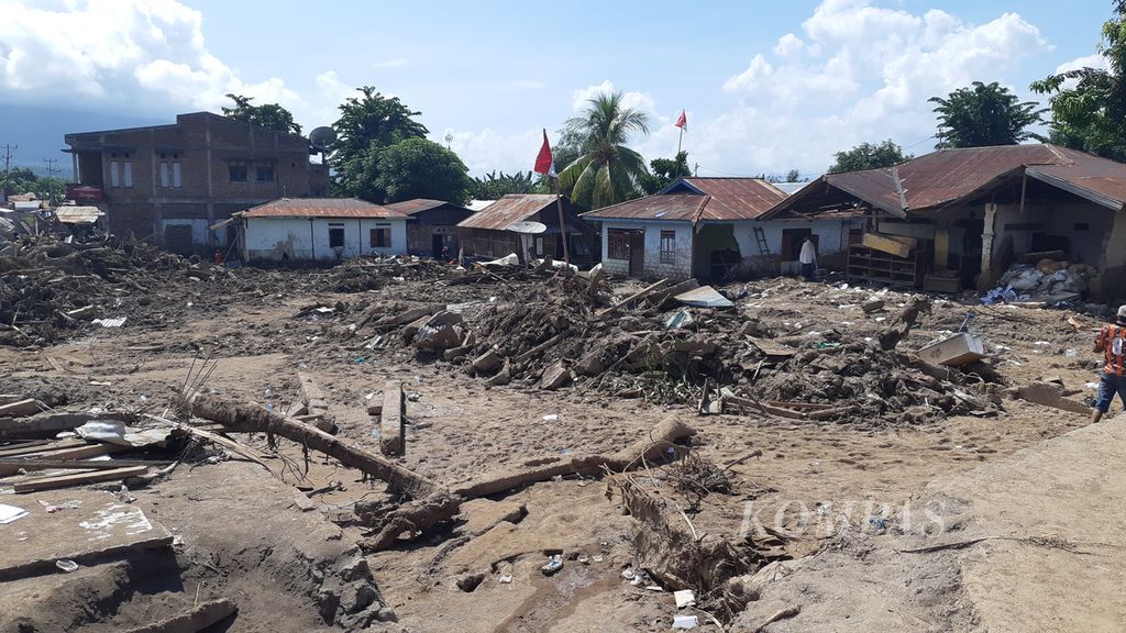 Bendera Merah Putih ditancapkan di atas material banjir bandang yang menerjang Desa Waiburak di Adonara, Kabupaten Flores Timur, NTT, seperti pada Selasa (13/4/2021). Wilayah itu terdampak badai Seroja. 