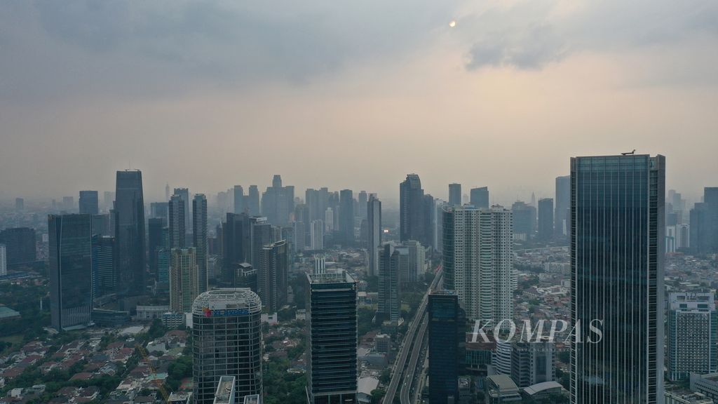 Lanskap gedung bertingkat dan hunian warga yang diselimuti polusi udara di Jakarta, Minggu (20/8/2023), pukul 16.48 WIB. Dikutip dari laman pengukuran kualitas udara IQAir, indeks kualitas udara di DKI Jakarta tercatat pada angka 117 pada pukul 17.00 WIB, bahkan mencapai 161 pada pagi hari.  