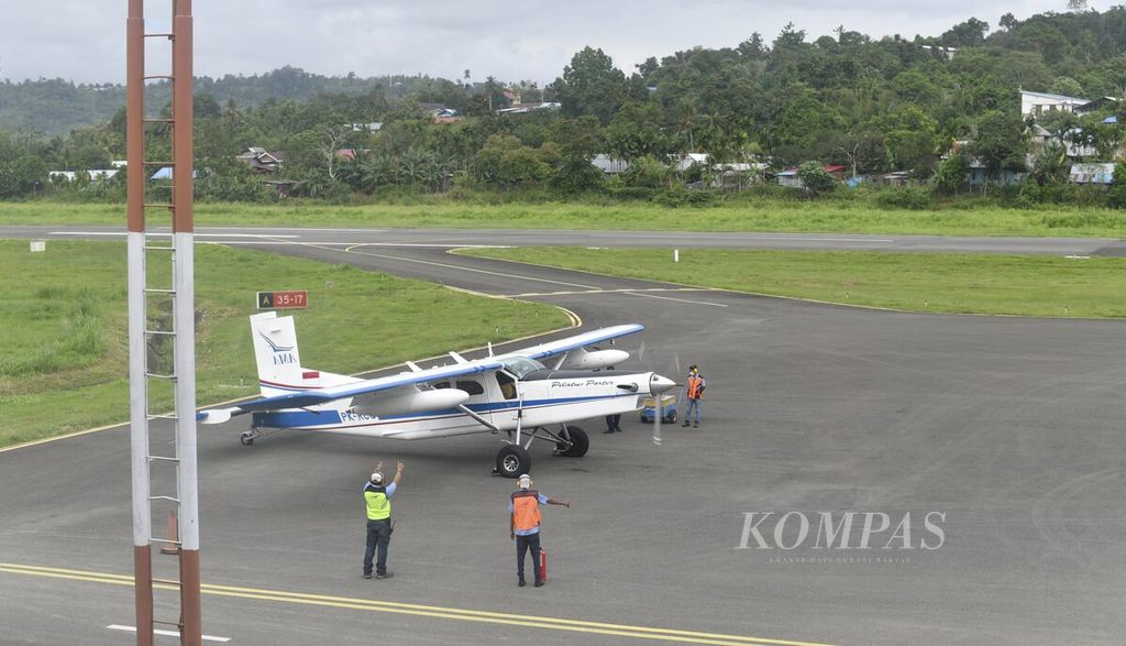 The Pilatus Porter type aircraft used for pioneer flights prepares to take off at Rendani Airport, Manokwari, West Papua, Thursday (22/4/2021).