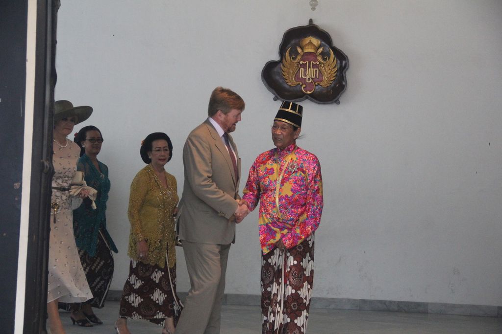 Raja Belanda Willem-Alexander (kiri) bersalaman dengan Raja Keraton Yogyakarta Sultan Hamengku Buwono (HB) X, di depan Regol Danapratapa Keraton Yogyakarta, Rabu (11/3/2020). 