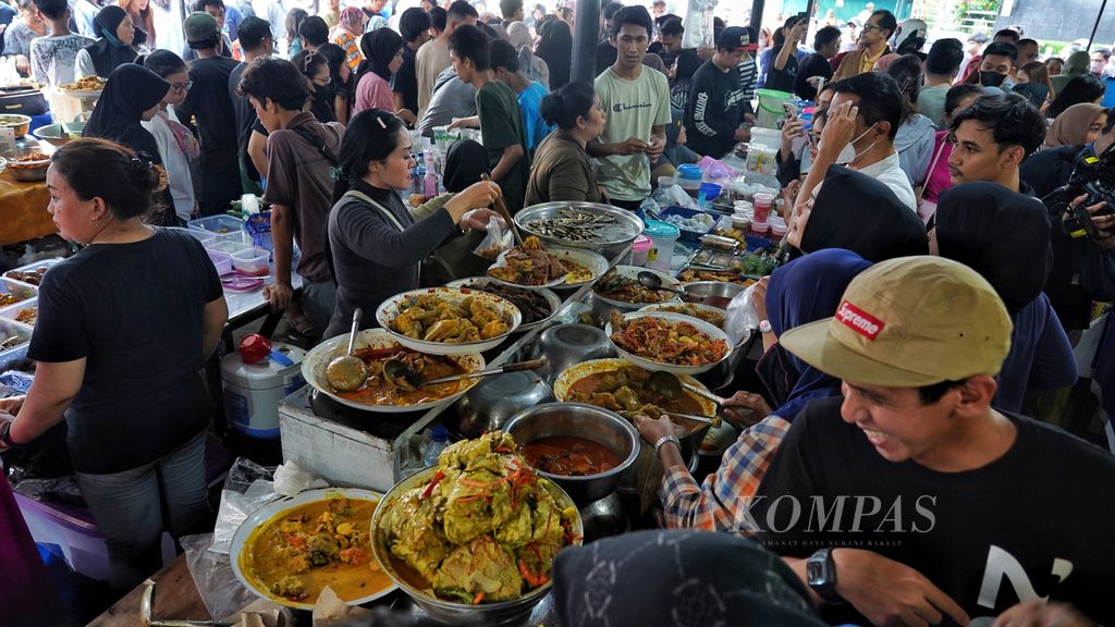 Suasana ramainya pengunjung pasar kaget pedagang makanan takjil di kawasan Bendungan Hilir, Jakarta, Selasa (12/3/2024). 