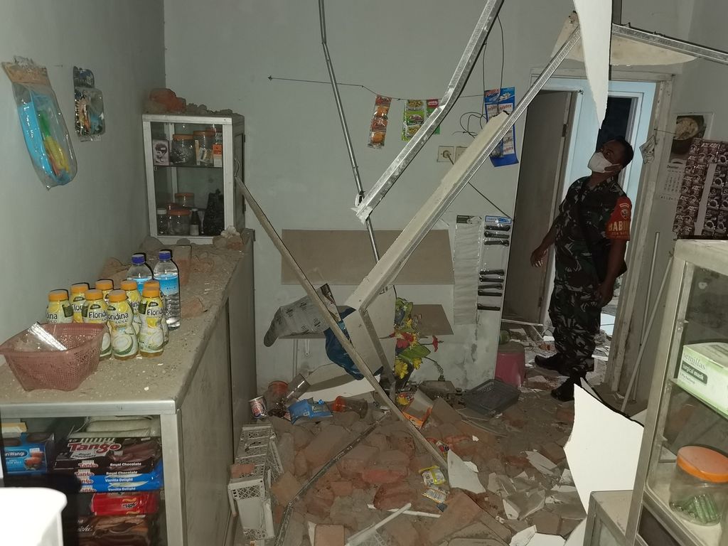 Serka Herman Supriadi memeriksa kondisi rumah milik Muhammad Hamdiana, Senin (22/8/2022). Rumah tersebut rusak akibat gempa bumi bermagnitudo 5,8 yang mengguncang Bali dan Nusa Tenggara Barat pada Senin sekitar pukul 16.36 Wita.
