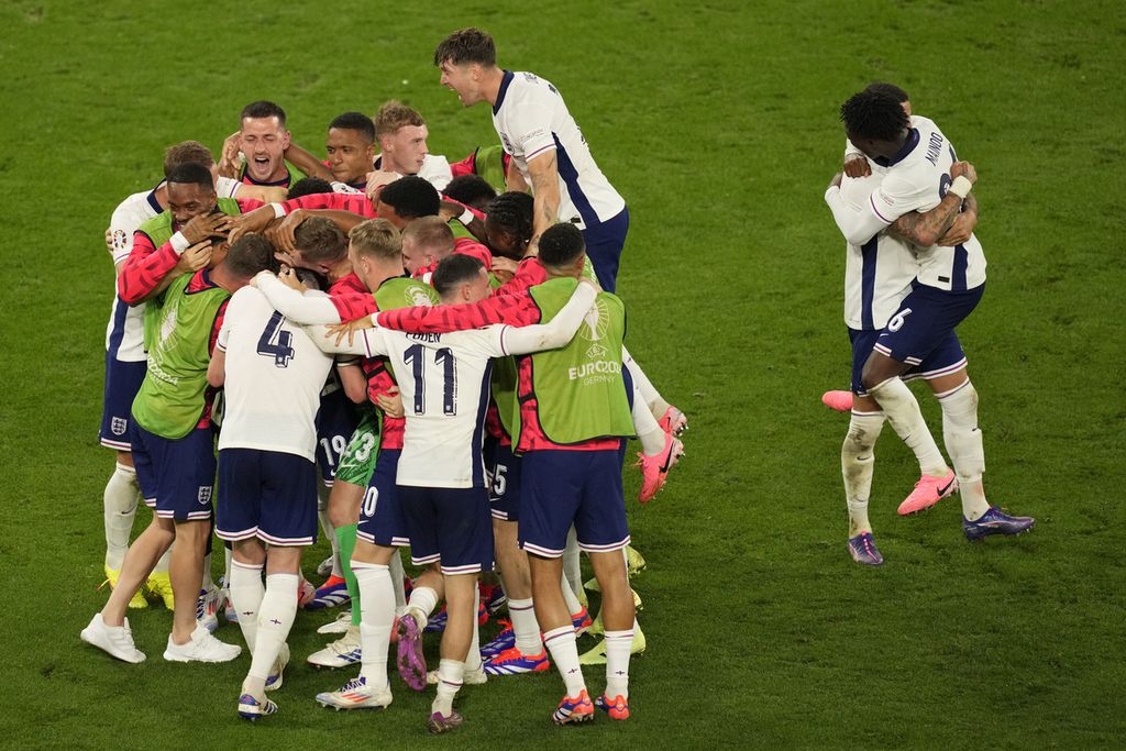 Para pemain Inggris merayakan gol penentu kemenangan yang dicetak Ollie Watkins pada laga semifinal Piala Eropa 2024 lawan Belanda di Dortmund, Kamis (11/7/2024) dini hari WIB. Inggris lolos ke final seusai menang 2-1.