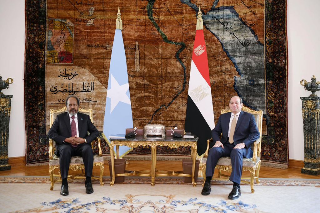 Presiden Mesir Abdel Fattah el-Sisi (kanan) menerima Presiden Somalia Hassan Sheikh Mohamud di Kairo, Minggu (21/1/2024). 