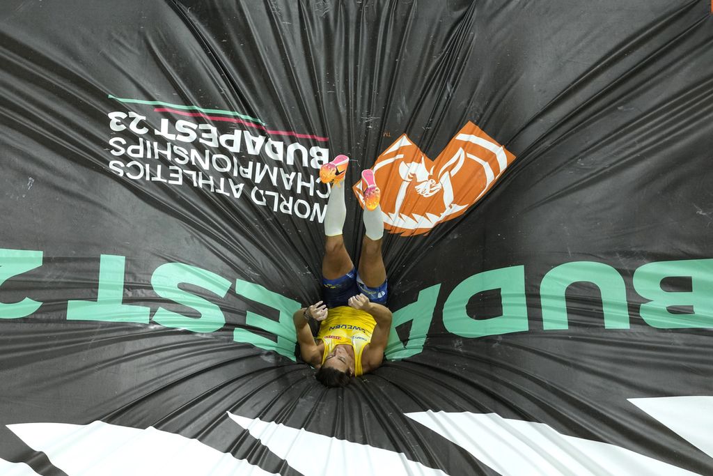 Atlet loncat galah Swedia, Armand Duplantis, mendarat di matras setelah meloncati mistar pada Kejuaraan Dunia Atletik di Stadion Pusat Atletik Nasional, Budapest, Hongaria, Sabtu (26/8/2023). 