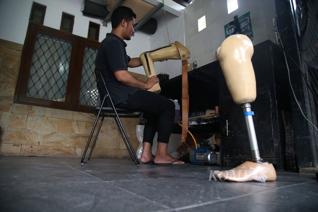 Mohammad Arifin (29), pemilik Pujo Medical, membuat kaki palsu pesanan kliennya di rumahnya di kawasan Sawah Lama, Tangerang Selatan, Banten, Jumat (18/10/2019). Para peneliti sedang mengembangkan kulit elektronik yang dapat merasakan tekanan, suhu, dan ketegangan seperti kulit asli. 