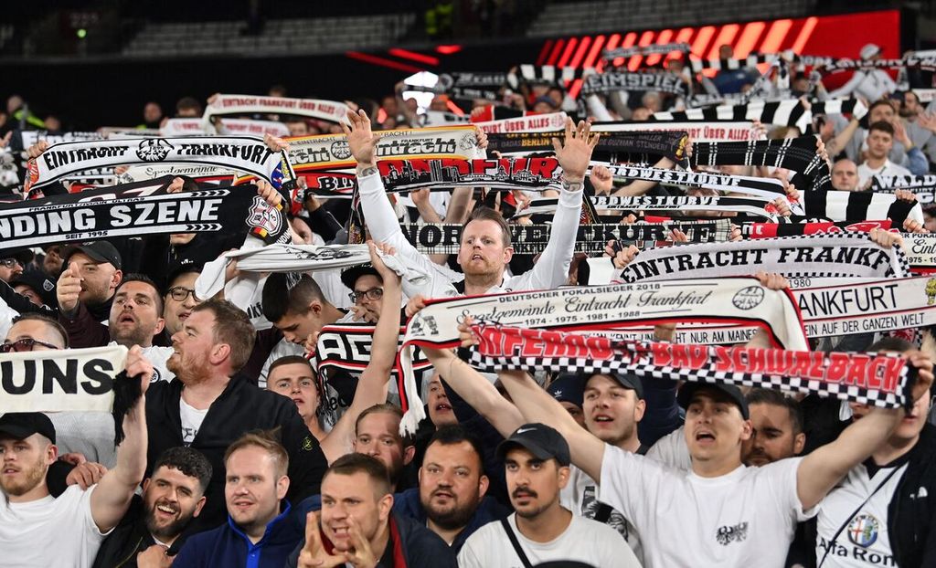 Para penggemar Eintracht Frankfurt memberikan dukungan kepada tim kesayangannya saat menghadapi West Ham United pada laga pertama semifinal Liga Europa di Stadion London, Inggris, Jumat (29/4/2022) dini hari WIB. Frankfurt menang, 2-1.