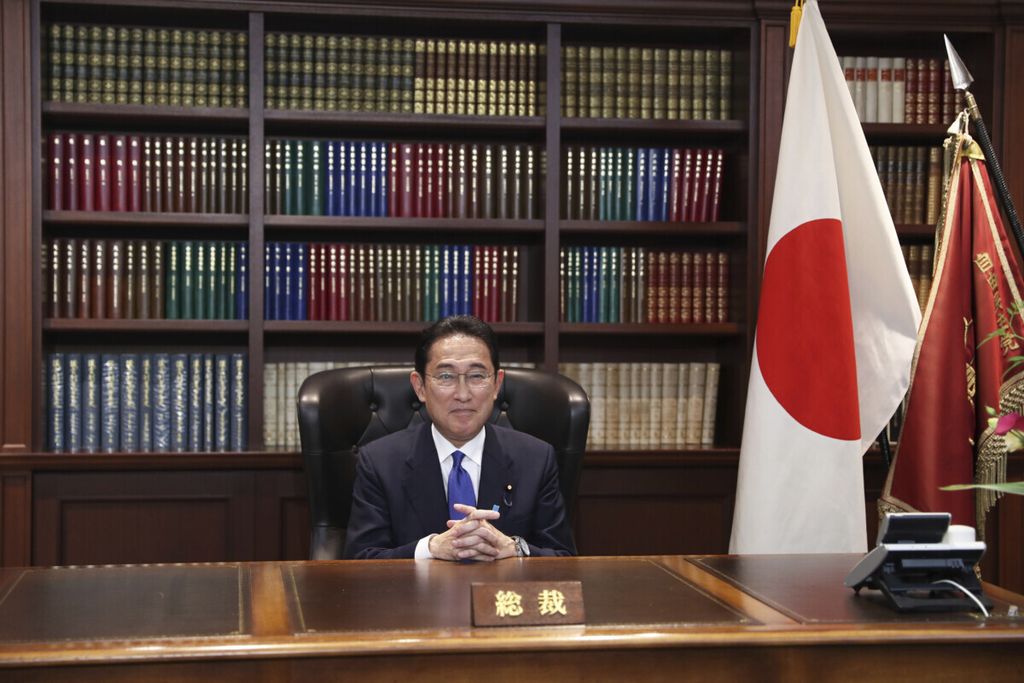 Perdana Menteri Jepang Fumio Kishida berpose setelah memberikan keterangan pers di Kantor Pusat Partai Demokratik Liberal menyusul penunjukkannya sebagai presiden partai di Tokyo, Rabu 29 September 2021.  (Du Xiaoyi/Pool Photo via AP)
