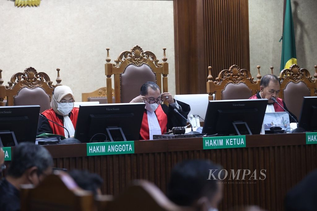 The panel of judges presides over the trial of defendant Surya Darmadi in the alleged corruption case in the licensing of PT Duta Palma Group's oil palm land at the Corruption Court, Jakarta, Thursday (8/9/2022).