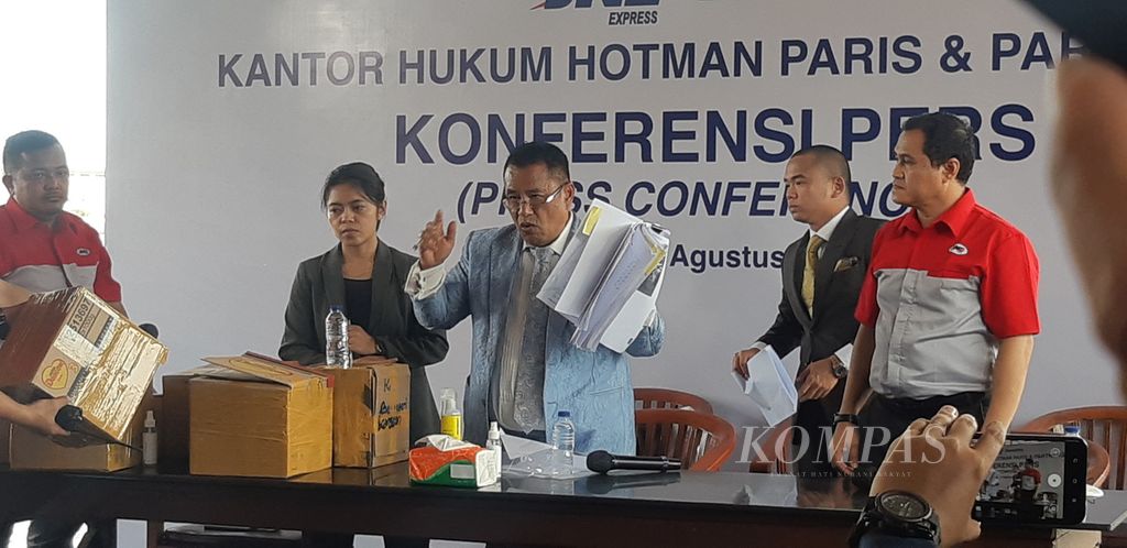 Hotman Paris Hutapea, kuasa hukum JNE dalam kasus penguburan beras bantuan sosial 2020 yang rusak, menjelaskan kasus itu di Jakarta Utara, Kamis (4/8/2022).