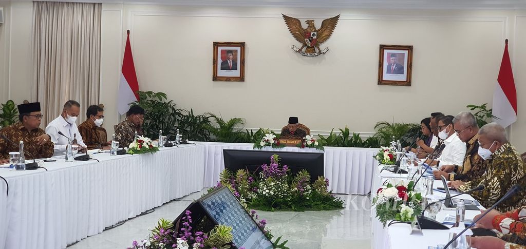 Wakil Presiden Ma’ruf Amin memimpin rapat Komisi Pengarah Reformasi Birokrasi Nasional di Istana Wapres, Jakarta, Kamis (12/1/2023). Dalam rapat, Wapres mengingatkan perlunya percepatan realisasi mal pelayanan publik (MPP) di semua kabupaten/kota, terutama MPP digital.