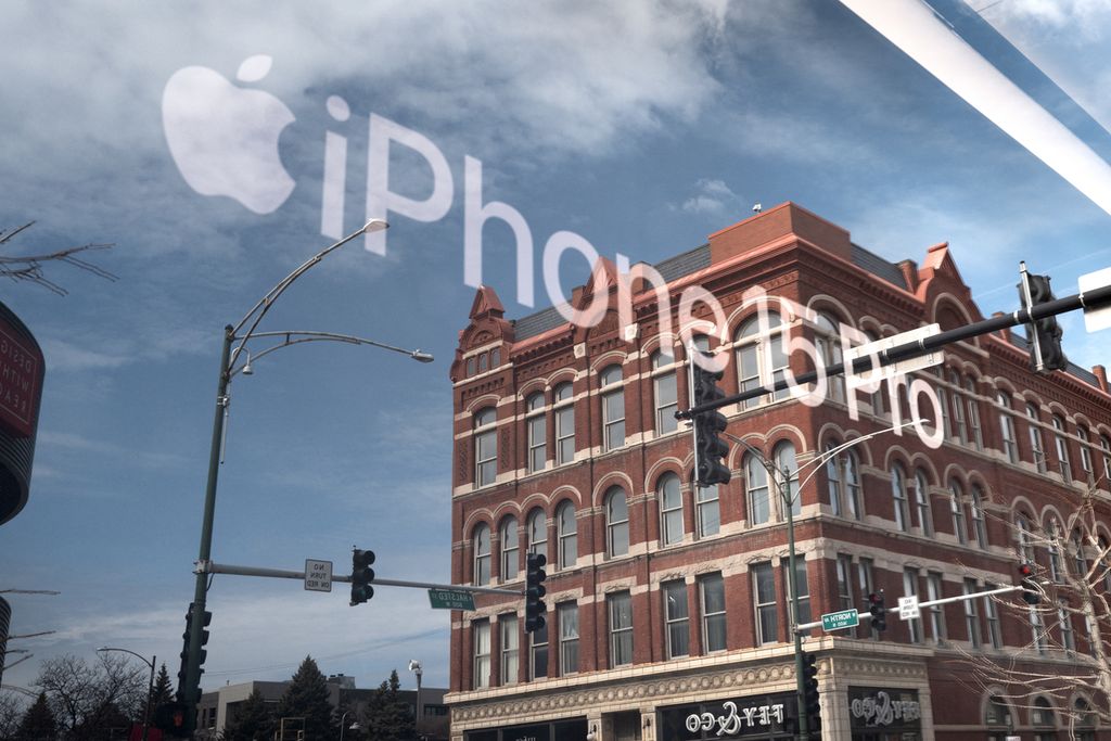 iPhone 15 Pro diiklankan di etalase toko Apple, 21 Maret 2024, di Chicago, Illinois, AS. 