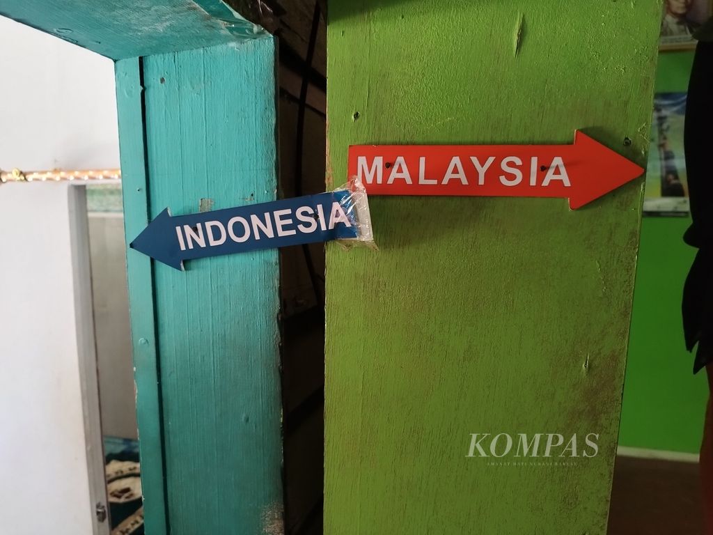 Penanda yang menunjukkan batas negara dalam satu rumah di Wisata Rumah Dua Negara di Desa Aji Kuning, Kabupaten Nunukan, Kalimantan Utara, Sabtu (24/2/2024).