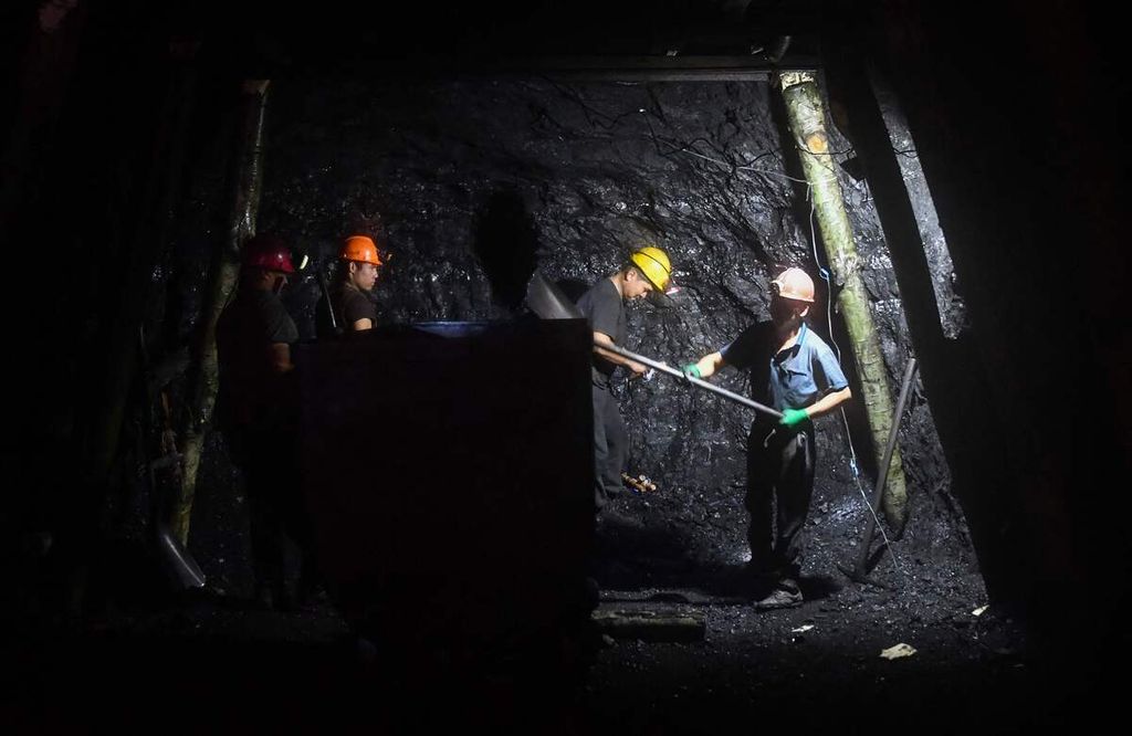 Para penambang batu bara tengah memasukkan batu bara ke dalam kereta pengangkut di tambang batu bara "Kara-Altyn ken" di Suluktu, Kyrgyzstan pada 13 Desember 2022 lalu. Tambang yang dibangun pada tahun 1868 kini terus melayani tingginya permintaan, terutama dari China dan Eropa.