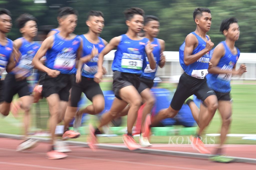 Peserta mengikuti final lari 1.000 meter pada hari terakhir putaran final Student Athletic Championship (SAC) Indonesia 2023 di Stadion Madya Senayan, Jakarta, Jumat (13/1/2023). 