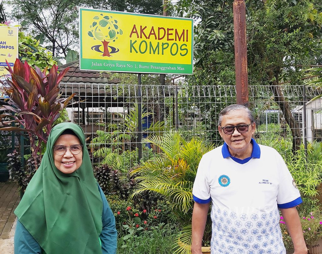 Pendiri bank sampah Akademi Kompos atau Akkom Jakarta, Artomo (kanan), dan ketua bank sampah Akkom Jakarta, Sarwo Indah Pujiutami, di depan kantor Akkom Jakarta.