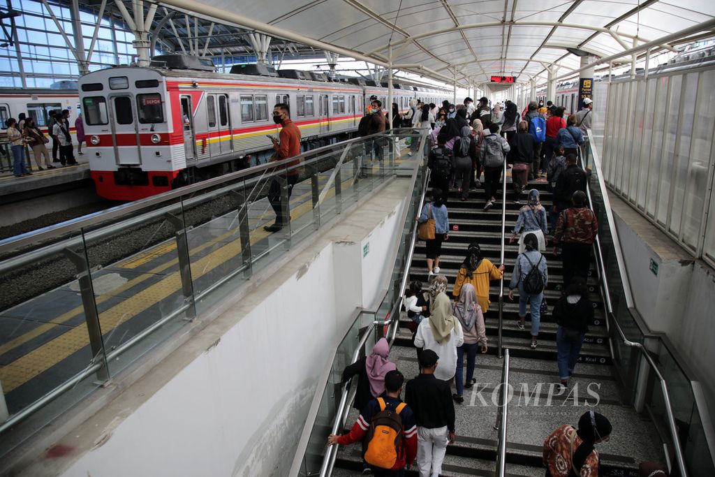 Calon penumpang KRL Commuterline naik ke peron layang (lantai tiga) di Stasiun Manggarai, Jakarta, Senin (26/12/2022). Manggarai menjadi salah satu stasiun terpadat karena menjadi pusat transit KRL dari segala arah di Jabodetabek. Kereta antarkota atau jarak jauh juga melewati Stasiun Manggarai. Saat ini sedang dikerjakan pengembatan Stasiun Manggarai untuk mengakomodasi mobilitas warga yang semakin tinggi. Setelah pengembangan ini, jumlah jalur di Stasiun Manggarai bertambah menjadi 14 jalur, terdiri dari 10 jalur kereta api di tanah dan 4 jalur kereta api layang. 