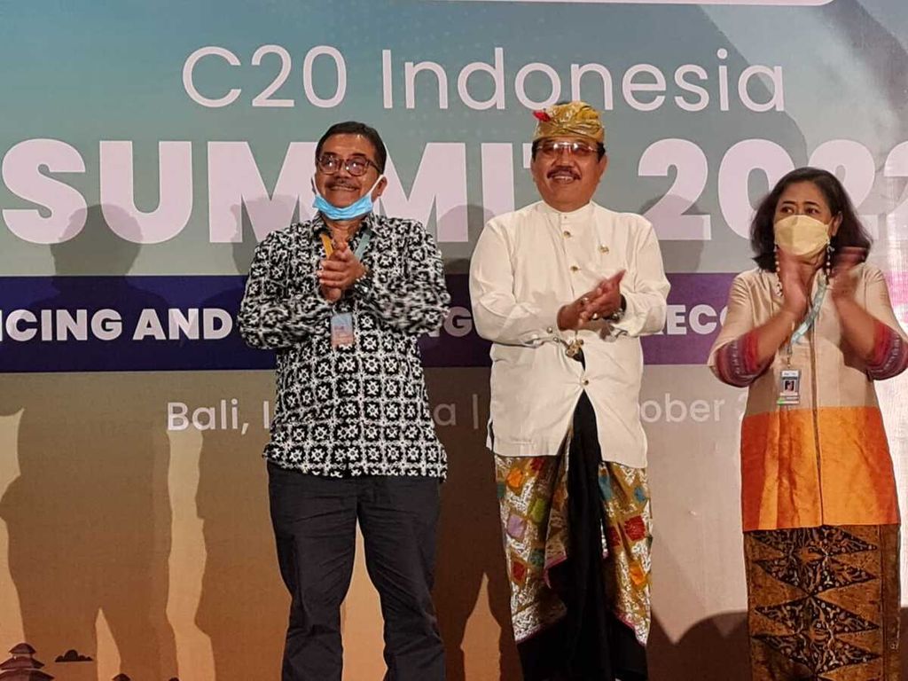 Pembukaan C20 Summit, Rabu (5/10/2022) petang, di Nusa Dua, Bali, dihadiri Wakil Gubernur Bali Tjokorda Oka Artha Ardana Sukawati, Tampak Sugeng Bahagijo, Ketua C20, dan Bini Buchori (National Steering Committee C20), mendampingi Wagub Bali saat membuka C20 Summit. C20 Summit yang mengangkat tema “Voicing and Realizing a Just Recover for All” (Menyuarakan dan Mewujudkan Pemulihan yang Adil untuk Semua) ini diselenggarakan untuk menyuarakan aspirasi dari organisasi masyarakat sipil dan komunitas akar rumput di seluruh dunia.