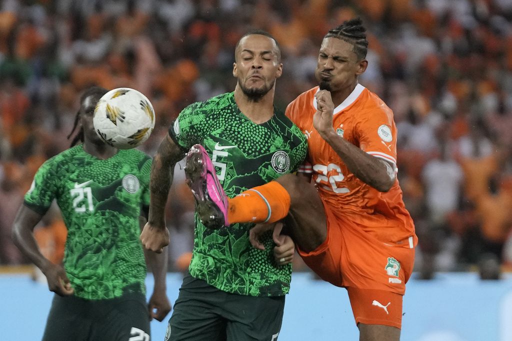 Penyerang Pantai Gading, Sebastien Haller (kanan), mencetak gol kedua untuk timnya dalam pertandingan final Piala Afrika 2023 antara Pantai Gading dan Nigeria di Stadion Alassane Ouattara, Abidjan, Pantai Gading, Senin (12/2/2024) dini hari WIB. 