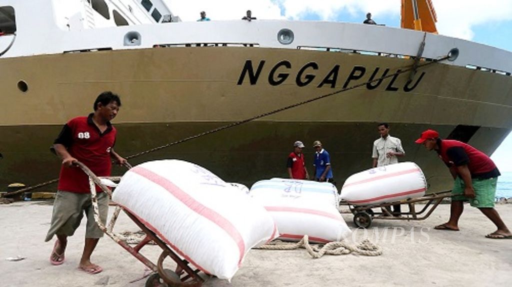 Buruh menyiapkan karung berisi pala untuk diangkut Kapal Pelni Nggapulu yang berlabuh di Pelabuhan Banda Naira, Maluku, Jumat (28/4/2017).