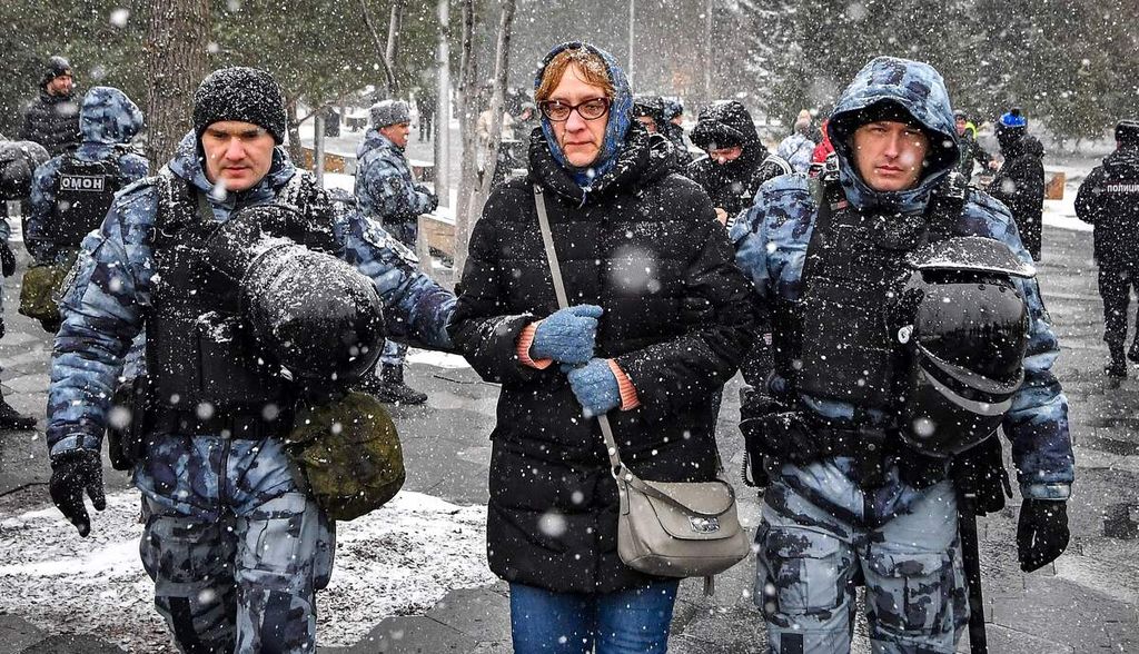 Polisi menahan seorang perempuan saat unjuk rasa menentang serangan Rusia ke Ukraina. Unjuk rasa itu digelar di pusat Kota Moskwa pada Sabtu (2/4/2022).