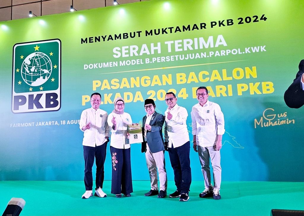 Ketua Umum Partai Kebangkitan Bangsa Muhaimin Iskandar (tengah) menyerahkan surat rekomendasi kepada Nina Agustina untuk Pemilihan Kepala Daerah Indramayu 2024 di Jakarta, Minggu (18/8/2024). PKB menetapkan Nina dan Tobroni untuk Pilkada Indramayu.