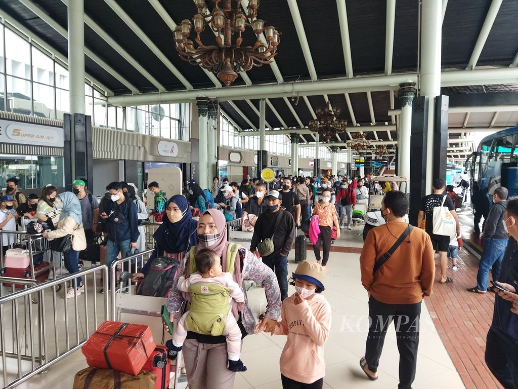 Calon penumpang mengantre di pintu keberangkatan Terminal 1 Bandara Soekarno-Hatta, Banten, Minggu (24/4/2022). Peningkatan pergerakan penumpang di Bandara Soekarno-Hatta mulai terlihat sejak Jumat (22/4/2022). Banyak penumpang memilih mudik lebih awal.