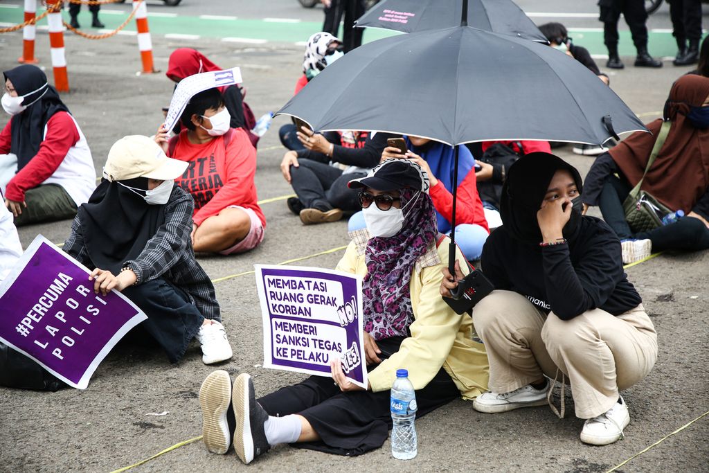 Aksi memperingati Hari Ibu oleh pengunjuk rasa dari berbagai aliansi di depan Gedung DPR, Jakarta Pusat, Rabu (22/12/2021). Mereka menuntut pengesahan Rancangan Undang-Undang Tindak Pidana Kekerasan Seksual (RUU TPKS).