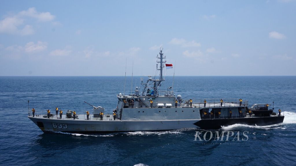 KRI Barakuda-633 melintas di samping KRI Semarang-594 saat Gladi Tugas Tempur Tingkat-III/L-3 Komando Armada 1 di Laut Jawa.