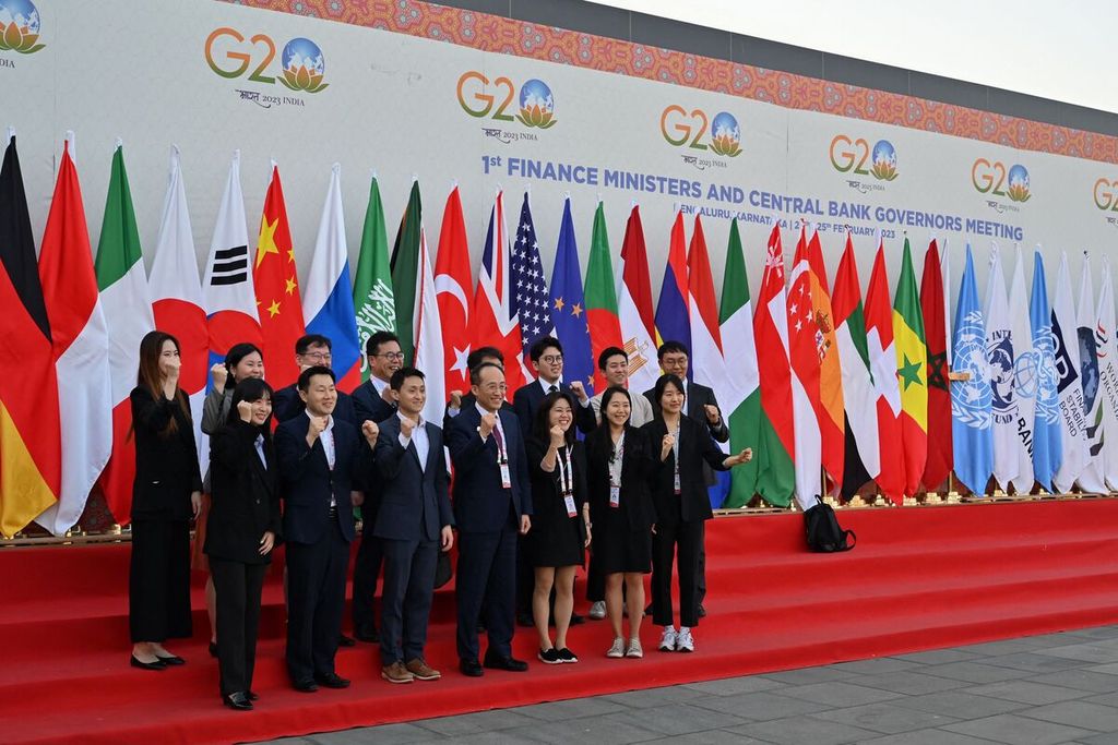 Delegasi Korea Selatan berpose setelah pertemuan Para Menteri Keuangan dan Gubernur Bank Sentral G20 di Bengaluru, India, 25 Februari 2023.
