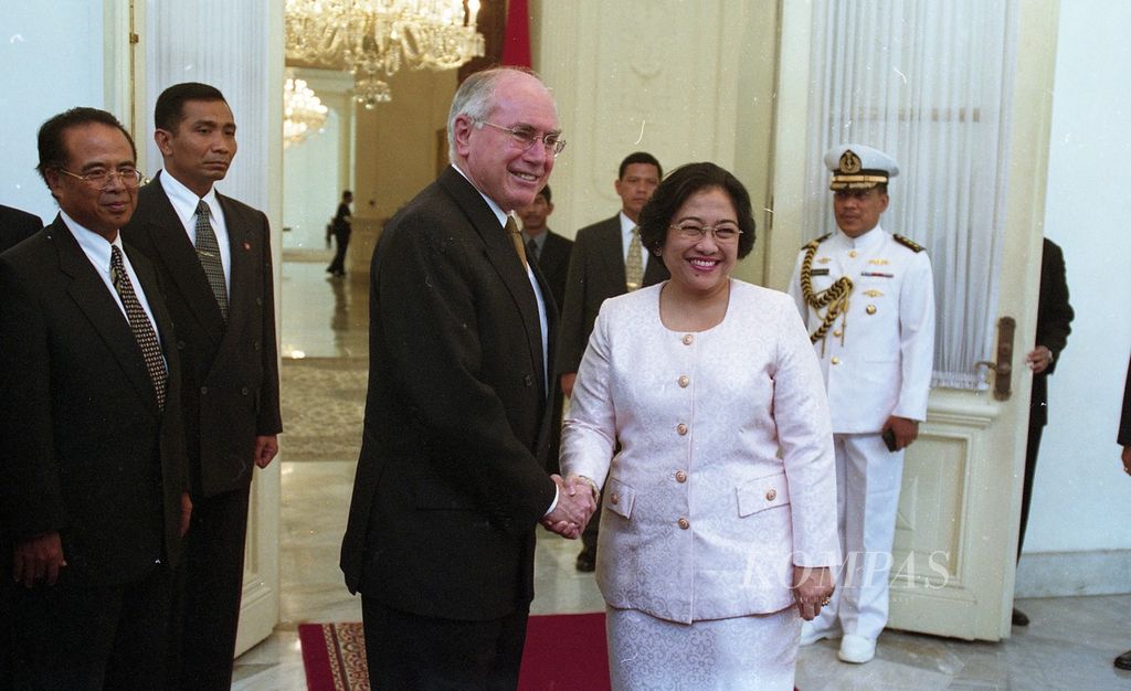 President Megawati Soekarnoputri, on Sunday (12/8/2001), received a courtesy visit from Australian Prime Minister John Howard in front of the main entrance of Istana Merdeka Jakarta. Howard will be in Jakarta for a two-day working visit.