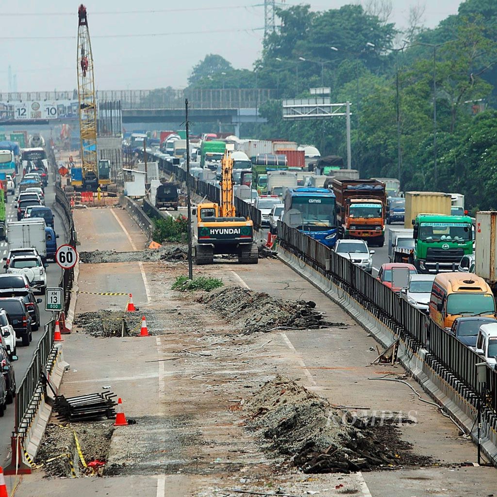 Sejumlah proyek, seperti <i>light rail transit</i> (LRT), Jakarta Cikampek II (<i>elevated</i>), dan kereta cepat Jakarta-Bandung berlangsung di ruas Tol Jakarta-Cikampek, menghambat perjalanan pengguna jalan.