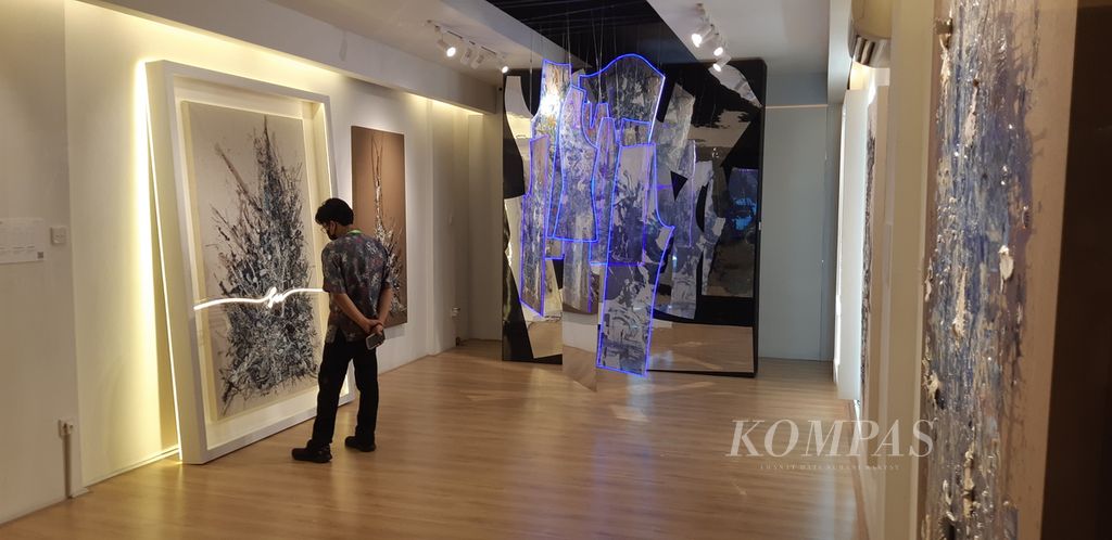 Suasana pameran Soca: Sorotan Cahaya karya Laila Azra, perupa asal Jakarta yang menetap di Singapura sejak 2004. Ia menampilkan lukisan abstrak, seni instalasi, dan perpaduan media. Pameran berlangsung di Galeri Artsphere, Jakarta, mulai 11 November 2023 hingga 13 Januari 2024.