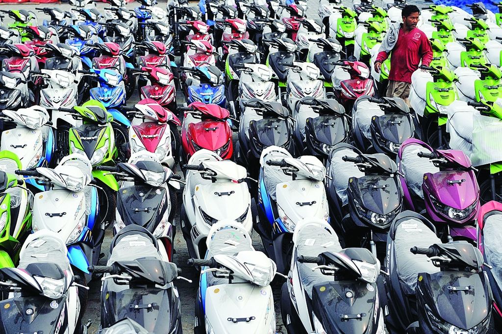 Sepeda motor yang akan diangkut ke sejumlah wilayah Pulau Jawa terpakir rapi di tempat penampungan sementara di Jakarta, Rabu (26/9/2012).