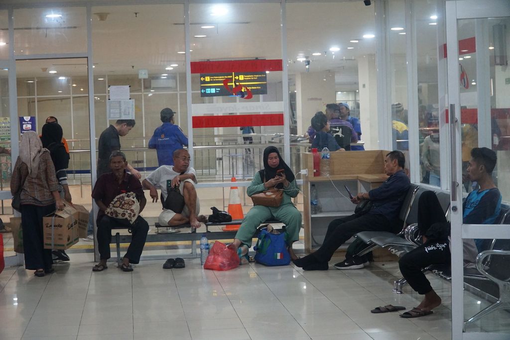 Penumpang menunggu di loket tiket PO Sinar Jaya di Terminal Terpadu Pulo Gebang, Jakarta Timur, DKI Jakarta, Sabtu (16/12/2023). 