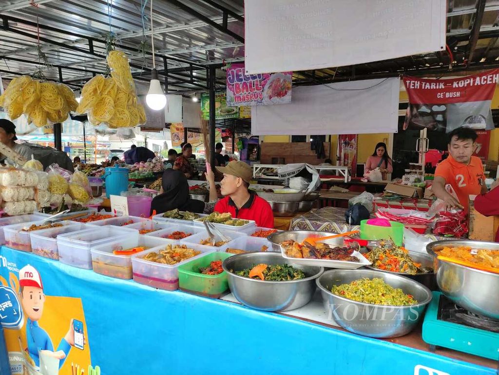 Pedagang nasi dan lauk-pauk menunggu pembeli di Bazaar Takjil Ramadhan Benhil, Jakarta, Senin (1/4/2024).