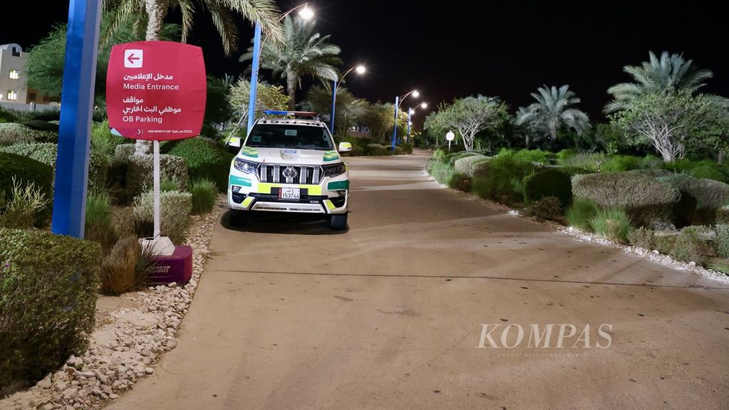 Papan petunjuk pintu masuk kawasan markas timnas Belgia di Salwa Beach Resort di Salwa, Qatar, Selasa (22/11/2022). Petugas keamanan banyak berjaga di kawasan itu.