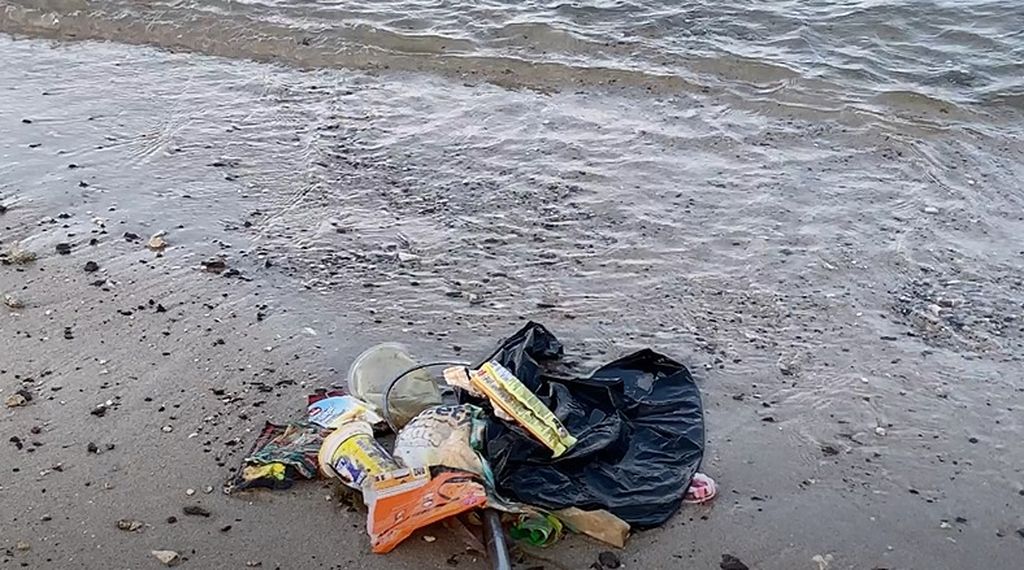 Sampah yang ditemukan Ari Wijaya (21) bersama kedua temannya di Pantai Sakura, Pulau Untung Jawa, Rabu (6/12/2023).