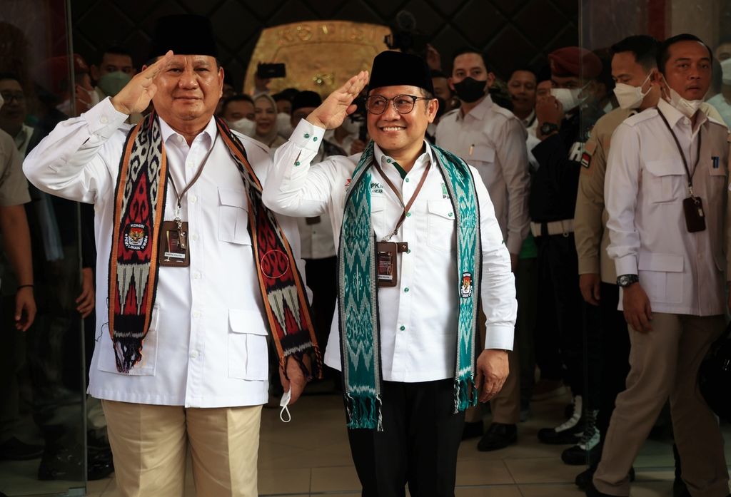 Ketua Umum Partai Gerindra Prabowo Subiyanto (kiri) bersama Ketua Umum Partai Kebangkitan Bangsa (PKB) Muhaimin Iskandar memberi hormat usai mendaftar bersama untuk calon partai politik peserta Pemilu 2024 di Gedung Komisi Pemilihan Umum (KPU), Jakarta, Senin (8/8/2022). 