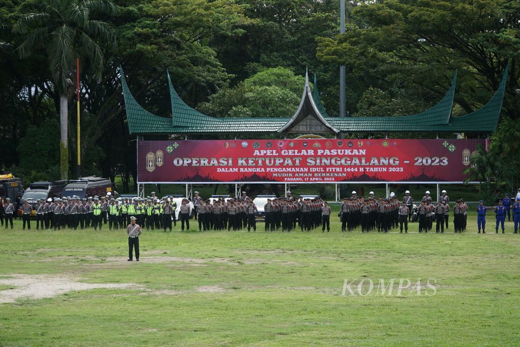 Suasana apel gelar pasukan Operasi Ketupat Singgalang 2023 di lapangan Ruang Terbuka Hijau Imam Bonjol, Kota Padang, Sumatera Barat, Senin (17/4/2023). Ada ribuan personel tim gabungan dilibatkan dalam operasi ini untuk mengamankan momen Idul Fitri 1444 Hijriah di Sumbar.