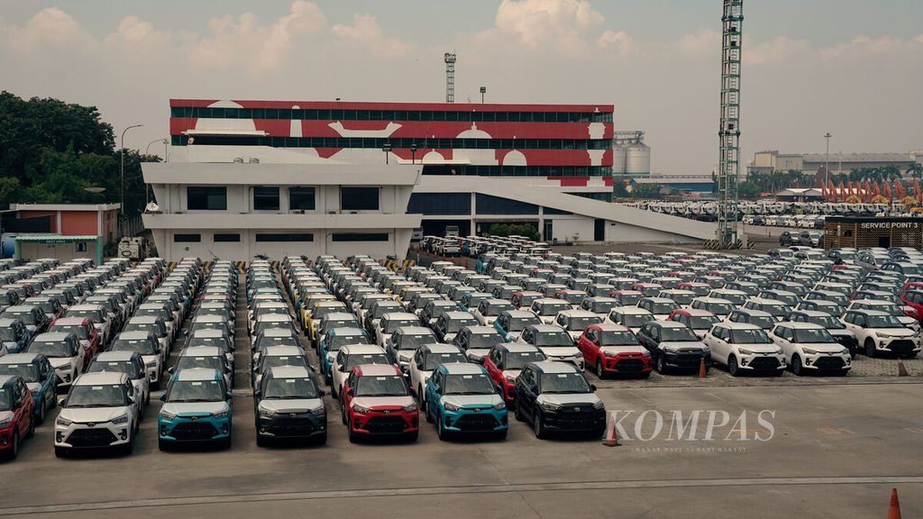 Mobil siap diekspor di IPCC, Tanjung Priok, Jakarta Utara, Rabu (16/3/2022). BPS merilis neraca perdagangan migas dan nonmigas Indonesia pada Februari 2022 dengan surplus sebesar 3,83 miliar dollar AS. 