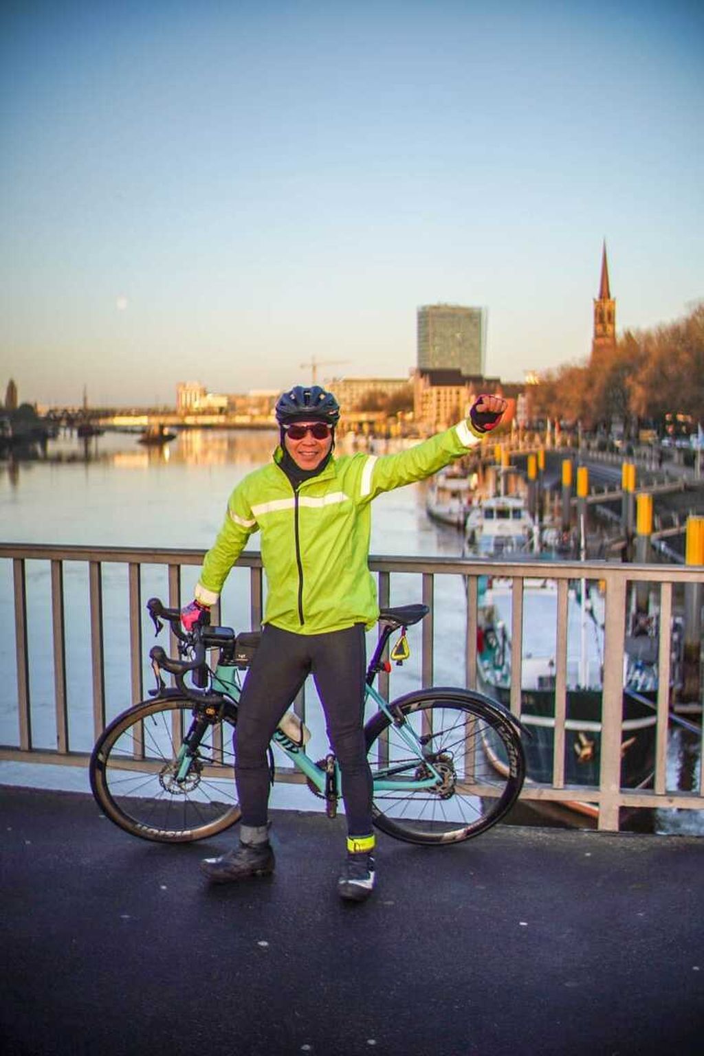 Pesepeda asal Indonesia, Royke Lumowa, berada di Kota Bremen, persisnya di tepi Sungai Waser yang mengalir di tengah kota itu.