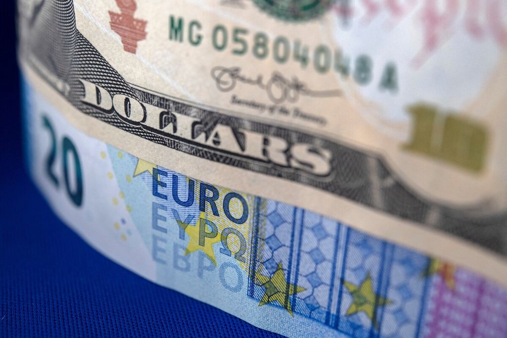 Mata uang dollar AS dan euro difoto pada 26 September 2022 di Brest, Perancis. Nilai tukar euro turun di bawah dollar AS pada 5 September 2022, terendah dalam 20 tahun. 