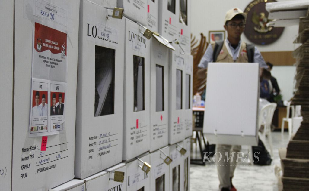 Petugas Pemungutan Suara Luar Negeri mendata kotak suara keliling yang akan disimpan di dalam kompleks Kedutaan Besar Republik Indonesia di Kuala Lumpur, Sabtu (13/4/2019).
