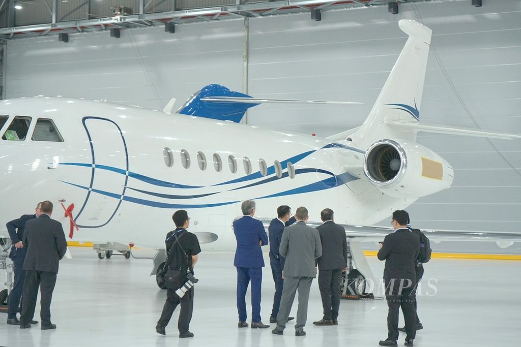 Several guests inspected a Dassault Falcon 2000 business jet that was parked in the hangar facility of ExecuJet MRO Services at Subang Airport, Selangor, Malaysia on Thursday (2/5/2024).